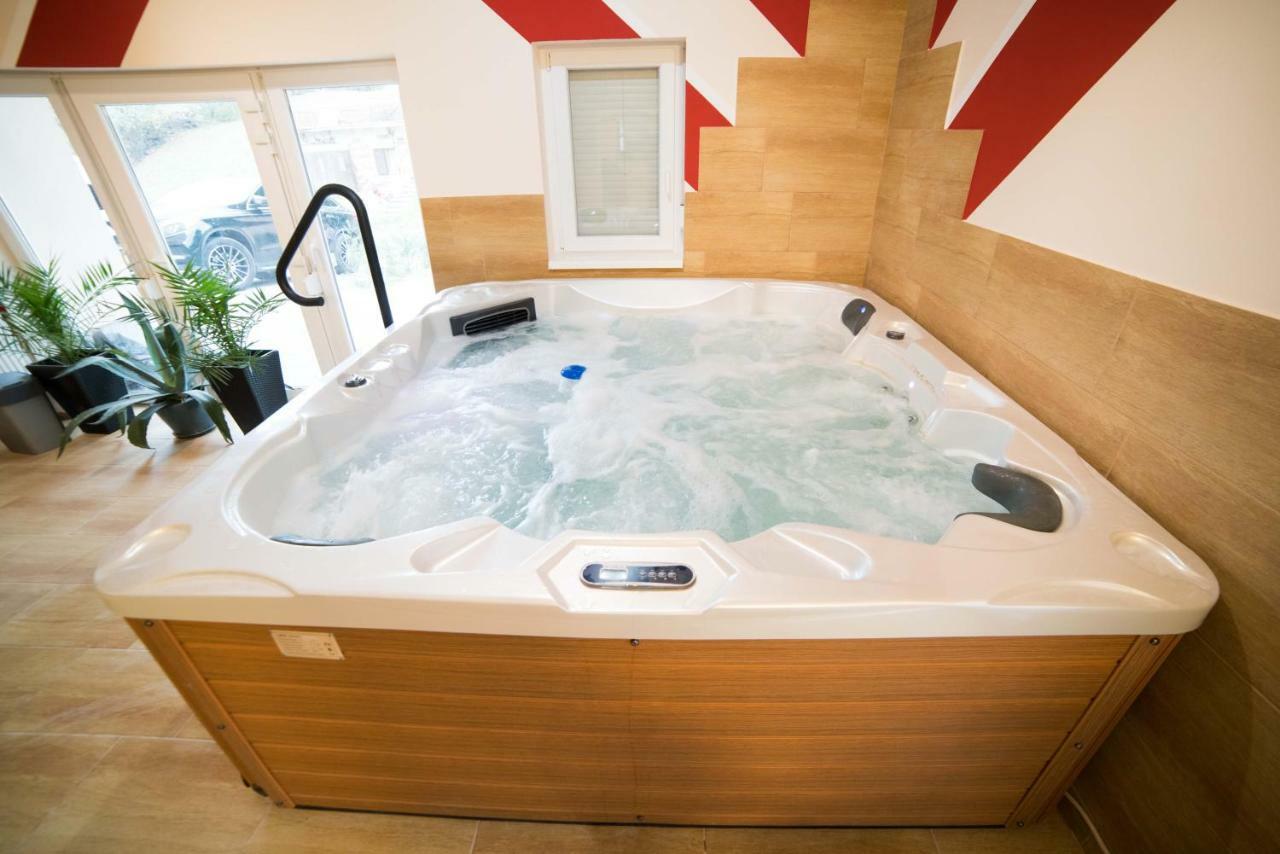 Brillwellness Hotel ซาลาคาโรส ภายนอก รูปภาพ